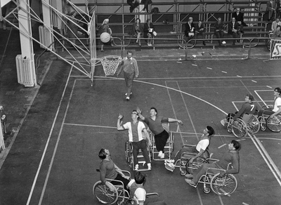 127245 Afbeelding van het basketbaltoernooi voor rolstoelrijders in de Beatrixhal van de Jaarbeurs (Vredenburg) te Utrecht.